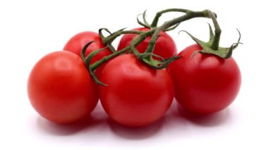 Kırmızı domates ve yeşil yapraklar. beyaz arkaplanda izole.