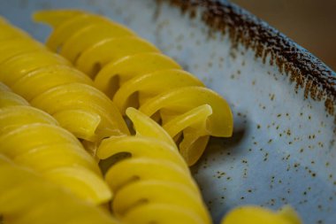 Tahtadaki bir tabakta makarna