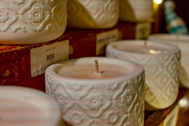 Bad Neuenahr- Ahrweiler, Almanya, 13 Aralık 2024, Noel pazarı, ahşap bir masada beyaz mum.