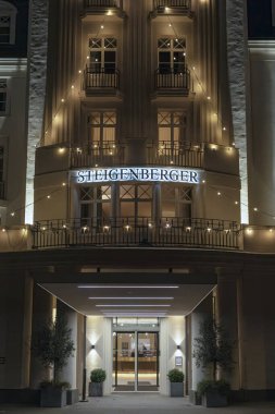Bad Neuenahr, Almanya, 03-01-2025, gece vakti Steigenberger Otel 'e giriş.