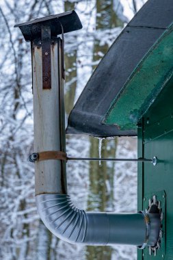 Kışın parkta baca besleniyor.