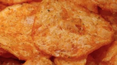 Kızarmış kırmızı biberli patates cipsi.