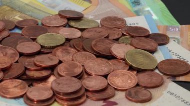 farklı euro sikkeleri ve banknotları