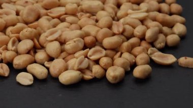 Siyah kasedeki fıstıklar.