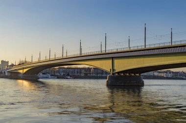 Almanya 'da Bonn yakınlarındaki Kennedy Köprüsü