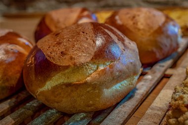 Tohum ve baharatlı taze çörekler.