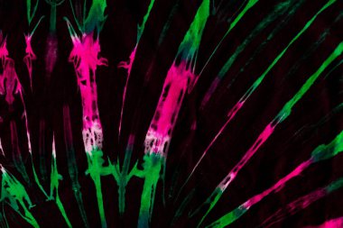 Siyah kumaş dokusunda pembe ve yeşil kravat boyası, renkli kravat boyası soyut desenli arka plan.