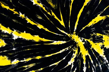 Siyah kumaş dokusunda sarı kravat boyası soyut desenli sarı kravat sarmalı arka plan.