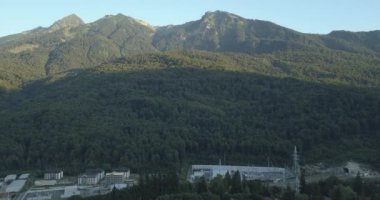 Kafkasya dağlarının panoramik manzarası, Esto-Sadok ve Krasnaya Polyana köyleri. Sochi, Rusya 'da ünlü bir yer. Kafkasya dağlarının yüksek kaliteli 4K görüntüsü, Esto-Sadok ve