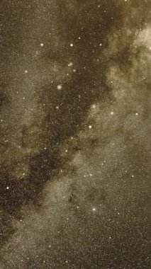 Samanyolu arkaplanında Uçmak