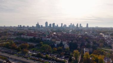 Bu çarpıcı hava manzarası altında yemyeşil bir şekilde tamamlanmış canlı bir şehir silueti sergiliyor.