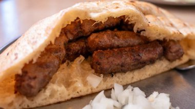 Soğanlı ve ekmekli Cevapi. Cevapi, Cevapcici, geleneksel Balkan mutfağı, lezzetli kıyma.