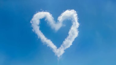 Açık mavi gökyüzü kalp şeklinde bulut