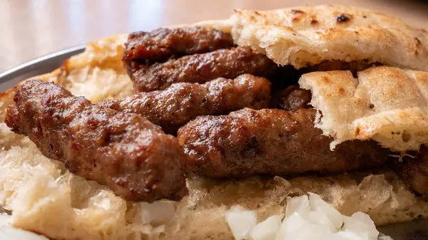 Soğanlı ve ekmekli Cevapi..