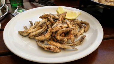 Küçük kızarmış balık, ekmek arası.