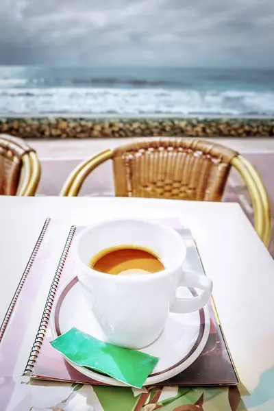 Deniz kenarında bir kahve fincanı..