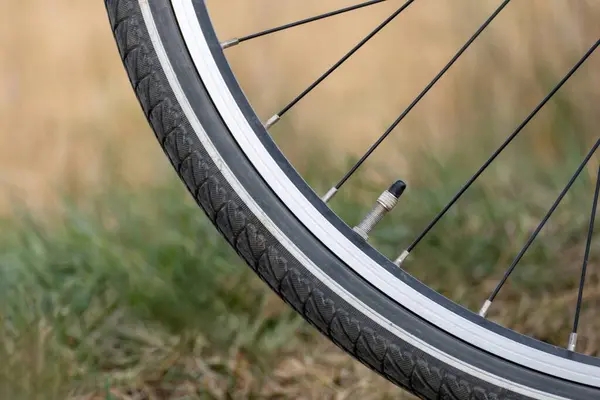 Hava vanalı bisiklet tekerleği.