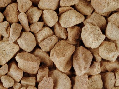 Engebeli kahverengi nesnelerin pürüzlü dokusu yakın çekim. Çözünür kahve, hazır kahve..