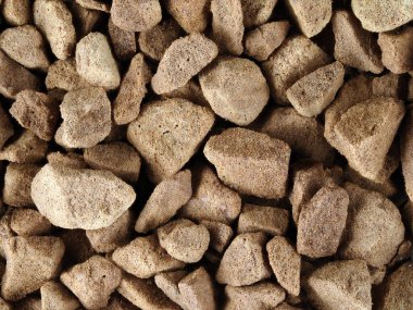 Engebeli kahverengi nesnelerin pürüzlü dokusu yakın çekim. Çözünür kahve, hazır kahve..