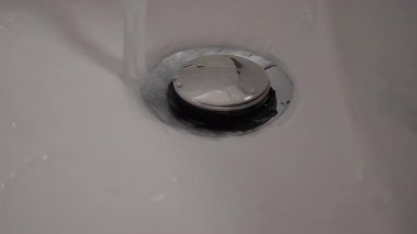 Saf su, bedava drenaj, banyodaki lavaboda serbestçe akan su: 4K kalitesinde lavabo