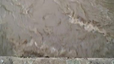 Nehir kıyısından taşan sular ve yakınlardaki kaldırımlar ve taş duvarlar taşar..