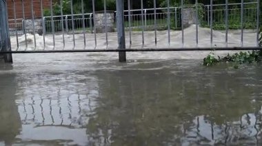 Nehir kıyısından taşan sular ve yakınlardaki kaldırımlar ve taş duvarlar taşar..