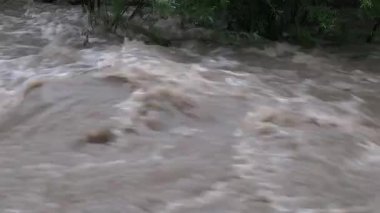 Nehir kıyısından taşan sular ve yakınlardaki kaldırımlar ve taş duvarlar taşar..