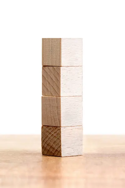 Eski akustik gitar, kırsal bir ortamda, güpegündüz engebeli bir taş duvara karşı duruyor.