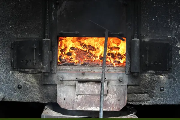 Ahşap fırın alevlerle kükrer ve içindeki yanan odunların ısısını ve enerjisini gösterir. Bu geleneksel pişirme metodu çevreyi sıcaklıkla doldurur..