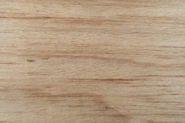 Sade bir ahşap yüzey hafif renk değişiklikleriyle pürüzsüz bir tahıl sergiler. Sıcak tonlar çeşitli yaratıcı projeler için uygun doğal ve davetkar bir atmosfer yaratıyor..
