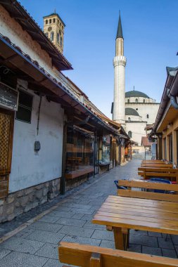 Saraybosna 'nın tarihi bir kentindeki Gazi Hüseyin-Dilenci Camii ve kafelerin geleneksel sokak manzarası