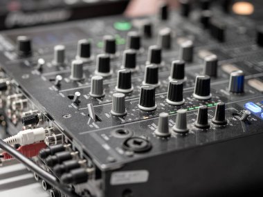 DJ 'ler şarkıları karıştırmakla meşguller. Canlı bir gecede profesyonel bir ses panosundaki ses seviyelerini ayarlıyorlar. Şehirde enerjik bir atmosfer yaratıyorlar..