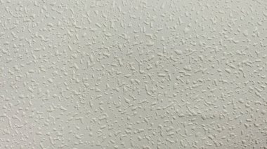 Detaylı kalıplarla dokulu bir duvar yüzeyinin yakın çekim görüntüsü zarif ve modern bir ortam sağlıyor. Tarafsız tonlar çağdaş bir iç biçimi geliştirir.