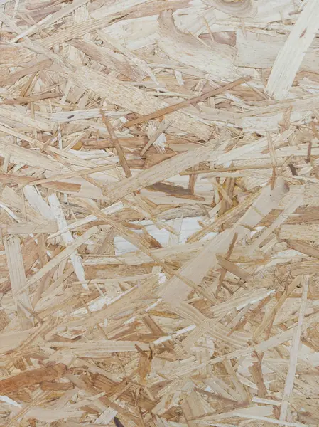 Yakın çekim görüntüsü, dokuma yontmalı bir iplik yüzeyi sunuyor. Parlak ışık altında birbirine dokunmuş ahşap iplikleri gösteriyor. Malzemenin organik özelliklerini vurguluyor..