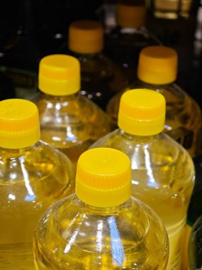 Birkaç şeffaf yağ şişesi marketlerin raflarında düzgünce duruyordu..