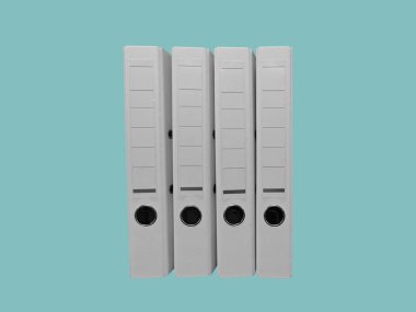 Dört beyaz klasör düzgün bir şekilde parlak mavi arkaplana dizilmiş. Her klasörde depolanmış belge ve materyallerin kolay tanımlanması için etiketler var. Çalışma alanlarını düzenlemek için ideal.