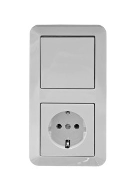 Pürüzsüz bir duvara elektrik düğmesi takılmış temiz, beyaz bir priz. Kurulum herhangi bir ev ortamı için uygun çağdaş tasarımı sergiler.