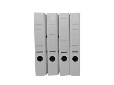 Dört gri klasör beyaz bir rafa dizilir ve önemli belgeleri bir ofis ortamında düzenlemek için işlevselliklerini gösterirler. Bu düzen ve verimliliği teşvik eder.