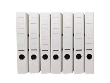 Bir ofiste veya çalışma ortamında belgeleri düzenlemek için ideal temiz ve düzenli bir görünüm sergileyen sekiz beyaz klasör düzenli bir şekilde sıralanır.