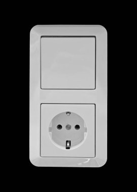 Temiz ve parlak bir elektrik prizi, çağdaş bir tasarım olan anahtar vitrinleri ile eşleştirilmiş. Kurulum, modern iç mekanlarda basitlik ve işlevselliği vurguluyor.