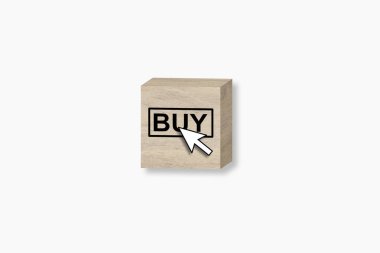 Bir ahşap blok, dijital ticaret eğilimlerini vurgulayarak çevrimiçi bir alışveriş ortamında satın alma eylemini sembolize eden bir imleç simgesi yanında satın alma sözcüğünü gösterir.