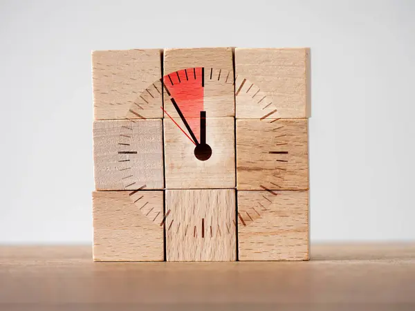 12 'ye beş var. Saat 1, zaman baskısının simgesi ve neredeyse çok geç ama her şey hala kurtarılabilir..