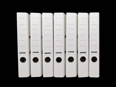 Yedi beyaz klasör siyah bir arkaplana karşı dizilmiş. Minimalist bir görüntü yaratıyor. Her klasör, ofis kullanımı için uygun bir etiket bölümünü içerir.