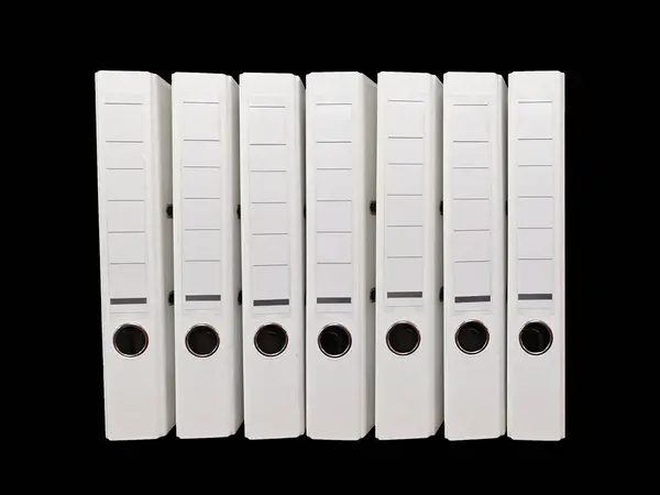 Katı siyah arkaplana karşı sekiz beyaz ofis dosyası düz bir sırada dizilmiş ve her dosya kolay erişim ve kimlik tespiti için düzenlenmiş..