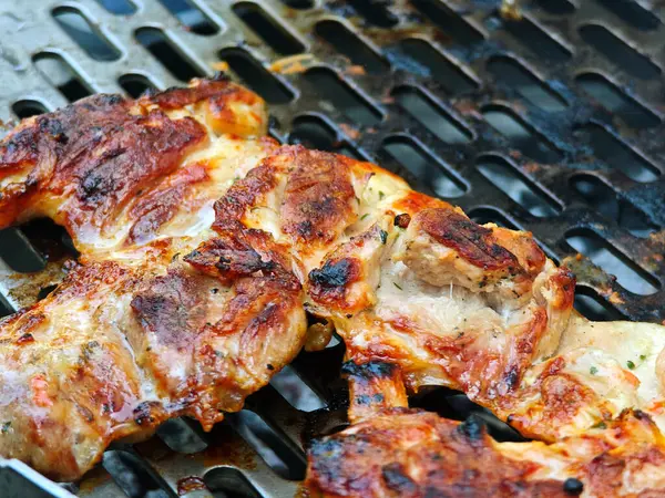 Bir parça et ızgarada. Et kahverengidir ve çok baharatlıdır.