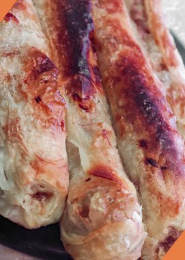 Burek hamur işi ve çatallı bir tabak.