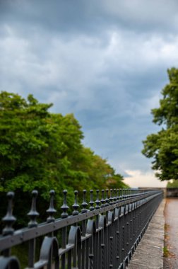 Köprü, parkın ortasındaki bir köprüdür.