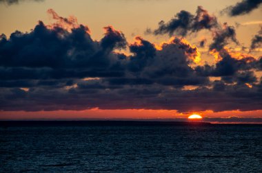 Denizde güzel gün batımı