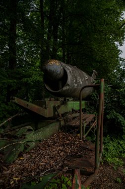 Eski paslı metal top