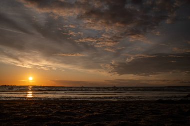 Sahilde gün batımı